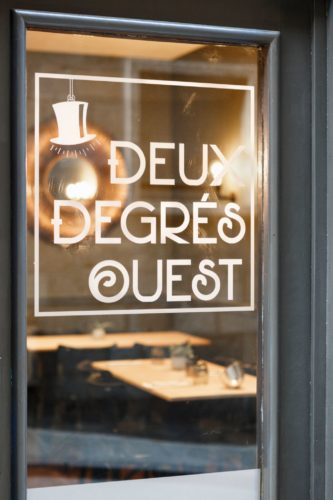 Accompagnement et conseils en décoration du restaurant Deux degrés Ouest à Saint Malo 35 par Florence Vatelot, Décoratrice UFDI à Dinan, Dinard et Cancale (22-35)