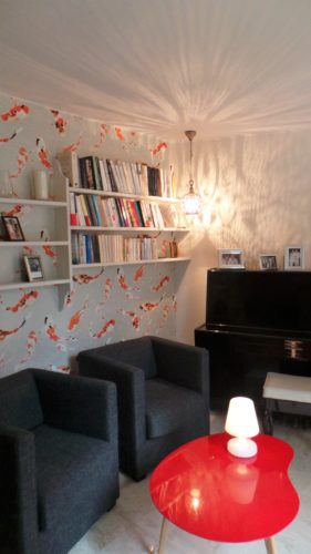 Mise en valeur d'un petit salon par un papier peint original, par Florence Vatelot, Décoratrice UFDI à St Malo, Dinan, Dinard et Cancale (22 et 35)
